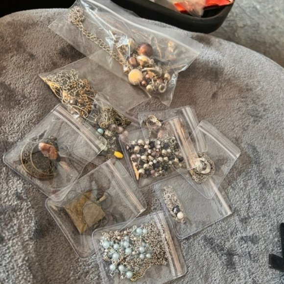 Lot of gently used necklaces - Picture 10 of 10